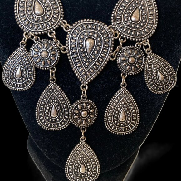 unbranded Jewelry - Bib Necklace Silvertone W/Cascade Embossed Medallion Plates on Chain preloved
